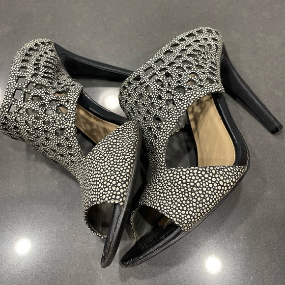 PEBBLE PRINT SLIDE IN HIGH HEELS by JustFab. They measure at Size 9, 10” inside. - Picture 6 of 7